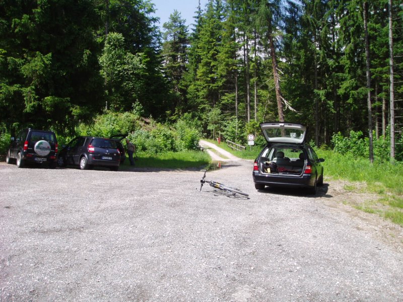 parkplatzbeiderchristlhttedemweghintenleichtbergauffolgen.jpg