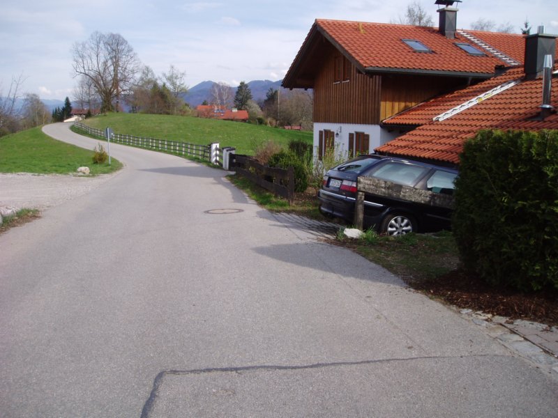 rechtsabzweigenaufdenschmalenwegvordemhaus.jpg