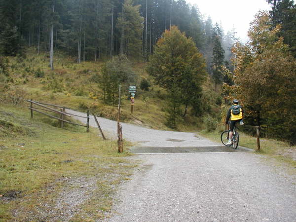 Links weiter bergauf Richtung Elendsattel