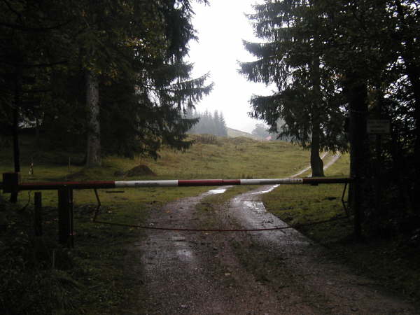 Die Schranke passieren