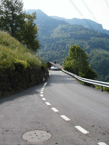 Bergauf der Stra�e folgen