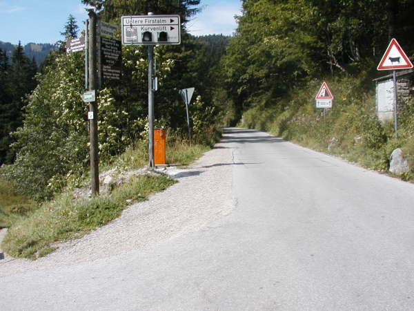 rechts um den See herum fahren