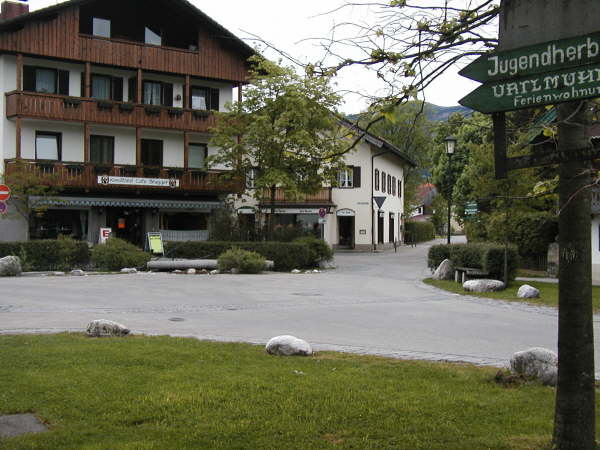 Vorbei am Cafe Brugger