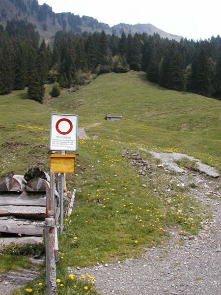 Von hierab steil bergauf das Rad schieben