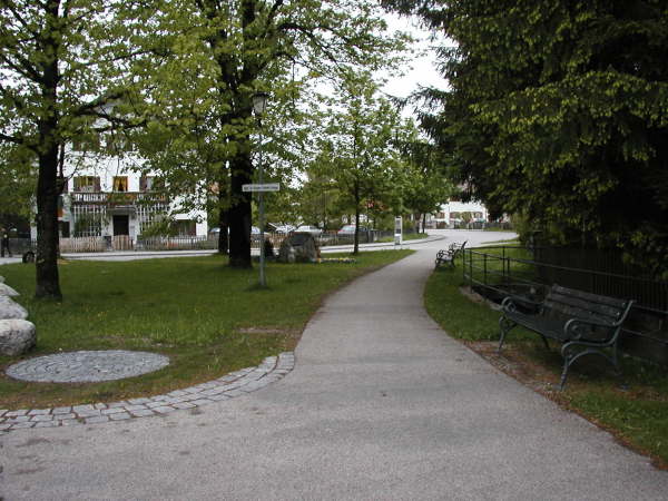 rechts weiter fahren