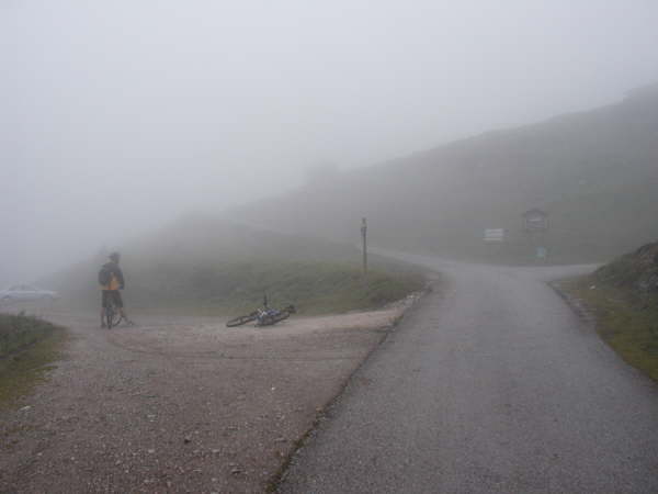 Links auf den Weg unterhalb der Alm abzweigen