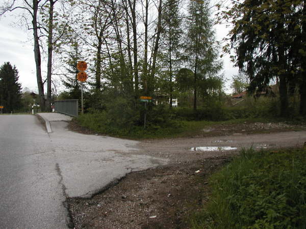 rechts auf den Schotterweg einbiegen