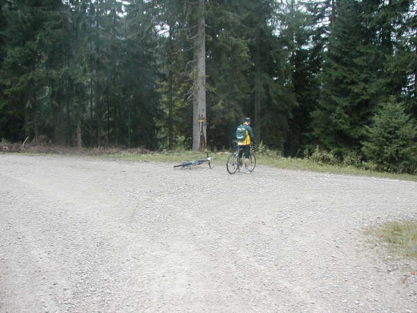 Rechts weiter bergab fahren