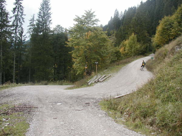 Rechts bergauf Richtung Valepp fahren