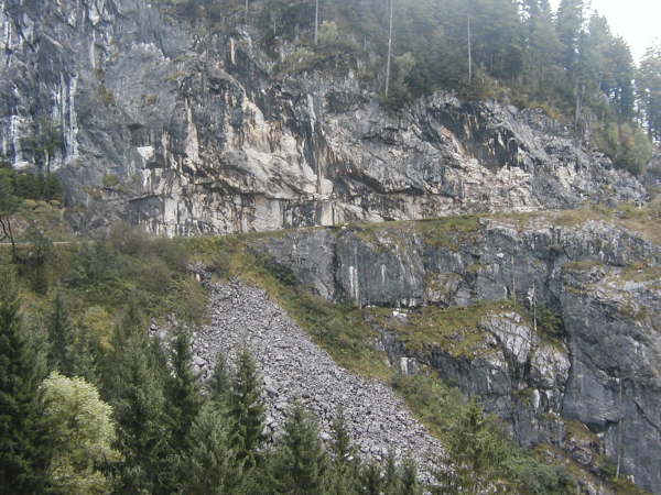 Aus dem Fels gesprengter