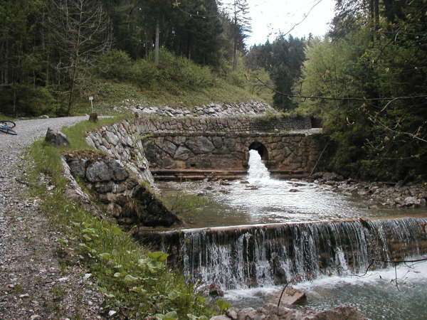 weiter auf dem Schotterweg bergauf