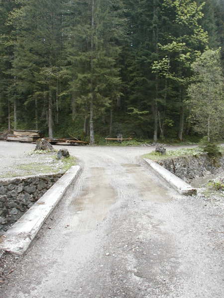 dem linken Hauptweg folgen