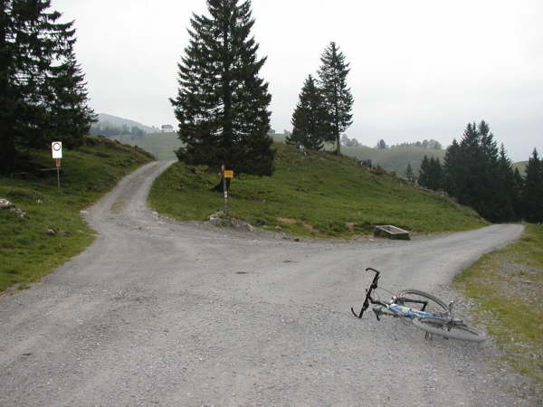 links Richtung Stoos abbiegen