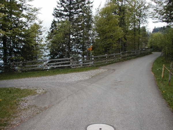 Kurz vor der Bergstation der Seilbahn links abbiegen