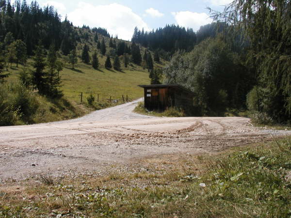 links auf den bergauffhrenden Weg abzweigen