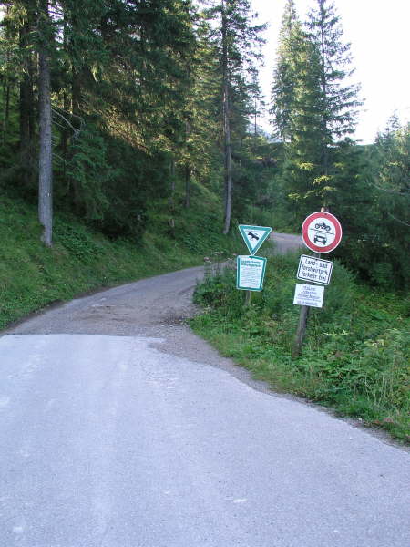 Dem Weg Richtung Ochsenalm folgen