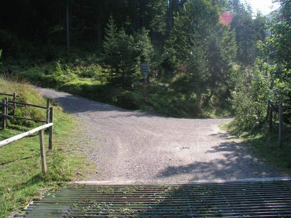 Rechts weiter Richtung E.H.J.-Klause