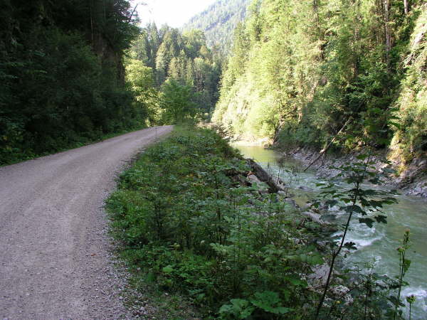 weiter entlang der Grundache