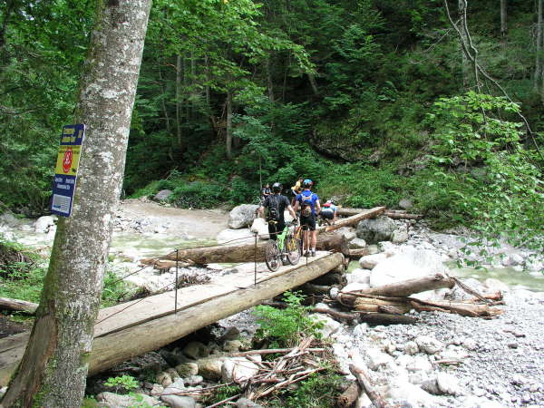 Vom Hochwasser teilweise zerstrte Brcke