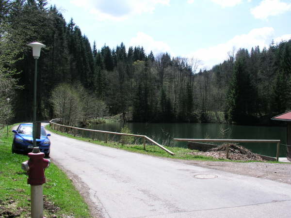 Vorbei am kleinen Stausee