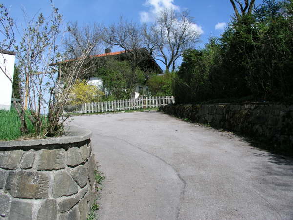 Rechts bergauf abbiegen