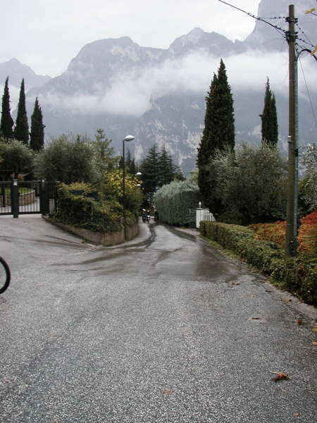 stets der Asphaltstrae bergauf folgen