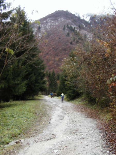 Jetzt auf Schotterweg eiter