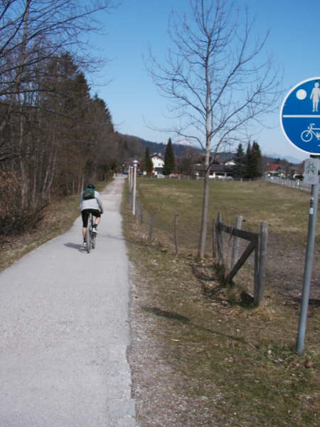 links in den Radweg hinein