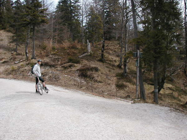 In der Linkskehre weiter dem Weg folgen