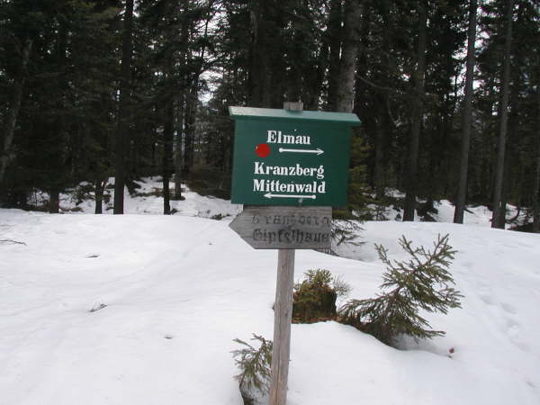 Abzweig nach Elmau liegen lassen und geradeaus weiter