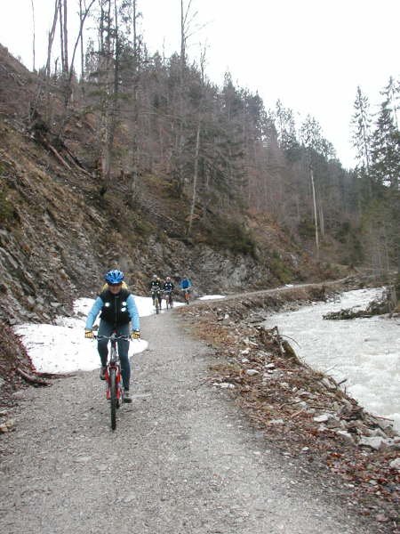 Weiter am Bach entlang