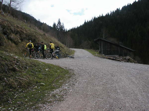 links wieder bergauf Richtung Valepp