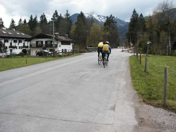 Kurz vor der Brcke links abbiegen