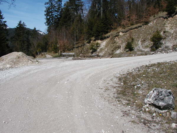 Den schmalen Weg rechts bergauf
