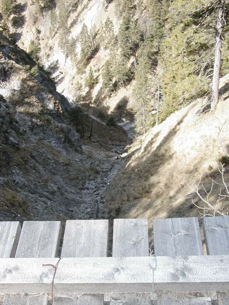 auf Holzbr�cken �ber Schluchten