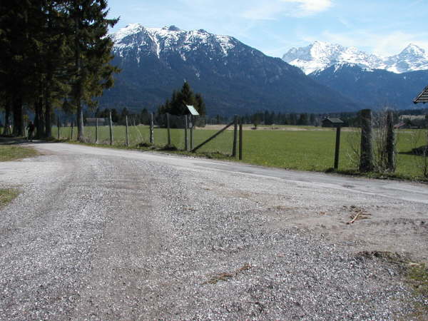 Einm�ndung auf die Asphaltstra�e