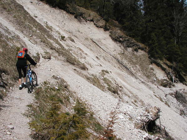 mit kurzen Tragestrecken ber die Hangabrutsche