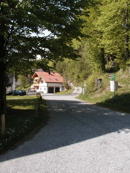 Der Stra�e am Haus vorbei folgen