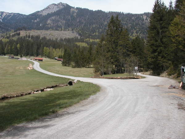 links weiter bergauf fahren