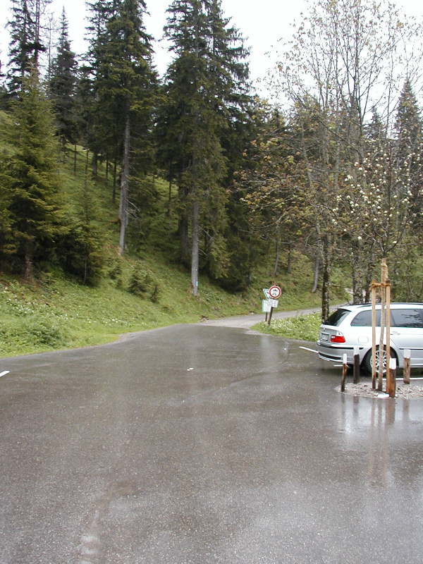 Auf den Forstweg am hinteren Ende des Parkplatzes fahren