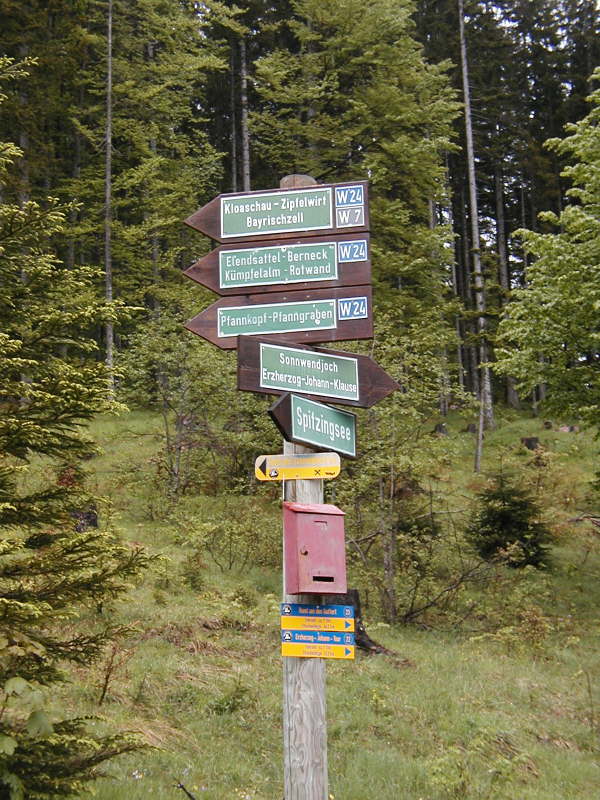 Wegweiser Richtung Sonnwendjoch, E.H.J. Klause folgen