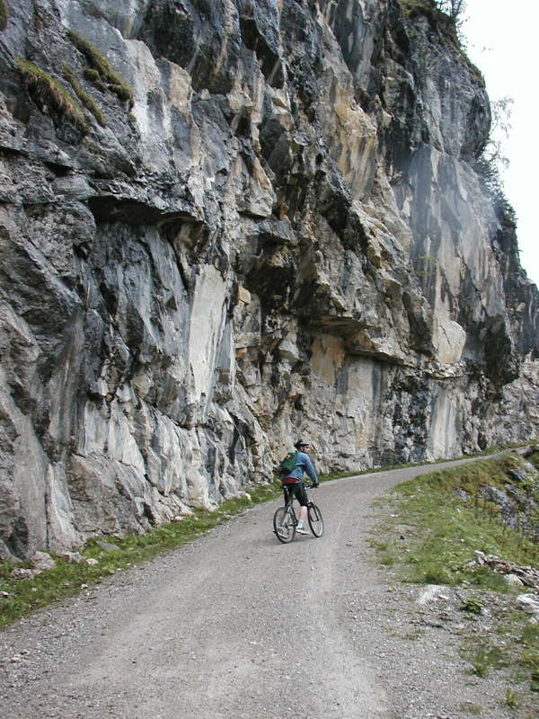 Aus dem Fels gesprengter Weg