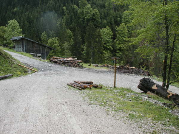 rechts weiter auf dem Hauptweg