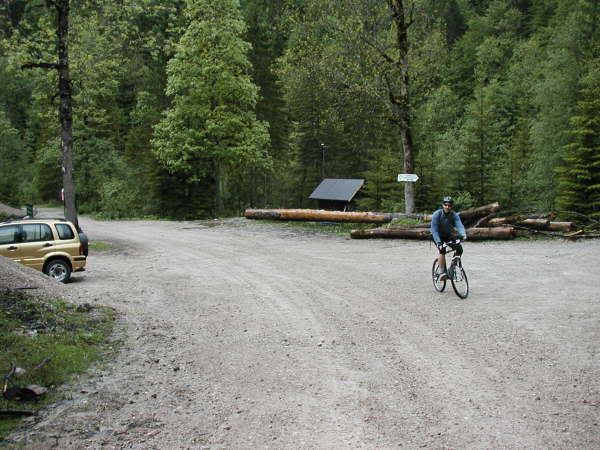 rechts zur Erzherzog Johann Klause abzweigen
