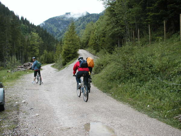 rechts bergauf fahren