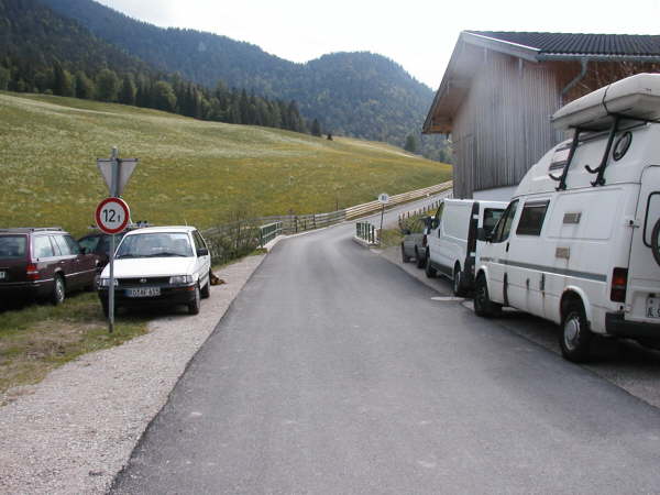 Der Asphaltstrae folgen