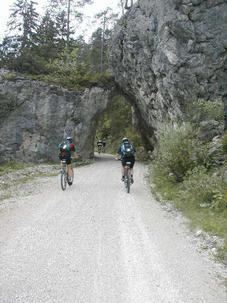 Wieder leicht bergauf im Ache Tal