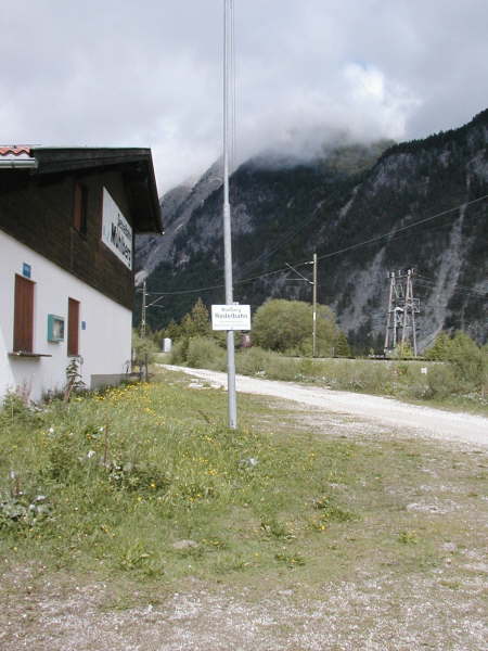 Dem Schotterweg am Bahngleis entlang folgen