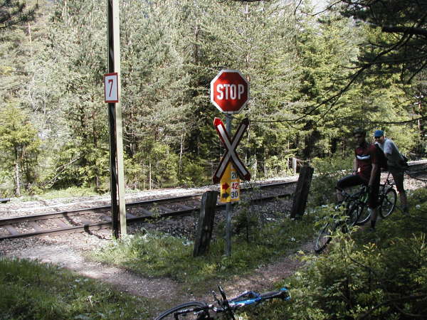 Beim Stop Schild die Schienen berqueren