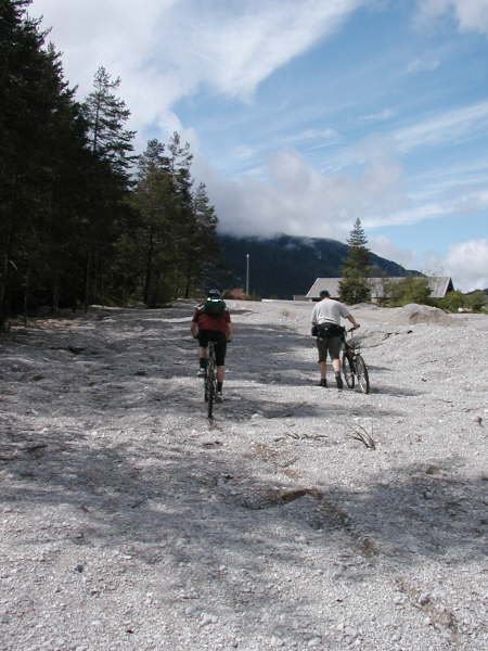 Den Schotterhang durchqueren
